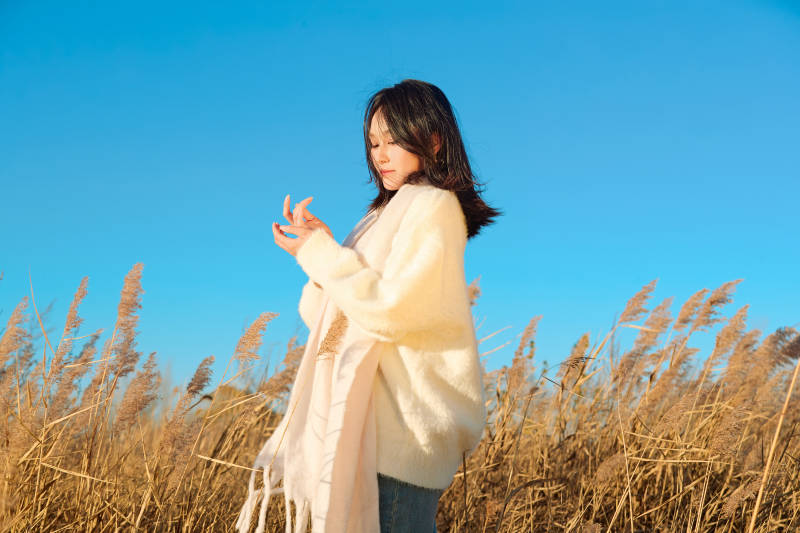 秋天晴朗的午后在芦苇荡里起舞的美女图片