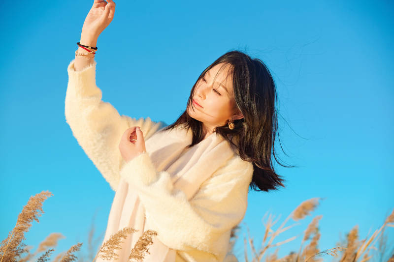 秋天晴朗的午后在芦苇荡里起舞的美女图片