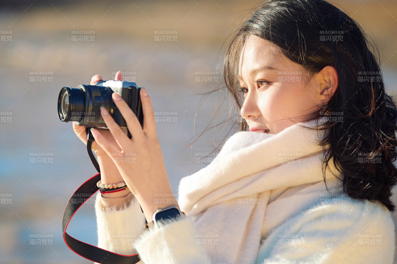 深秋户外手持相机的亚洲女性摄影师图片