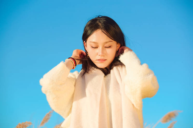 秋天晴朗的午后在芦苇荡里起舞的美女图片