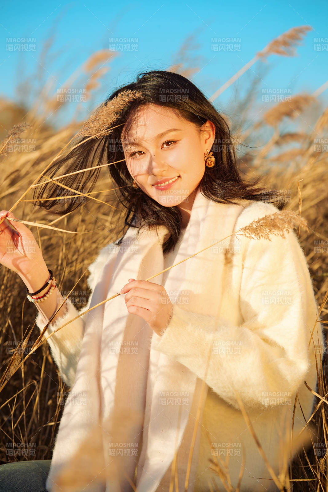 秋天晴朗的午后在芦苇荡里起舞的美女图片