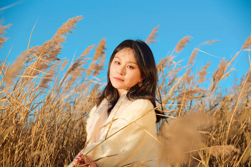 秋天晴朗的午后在芦苇荡里起舞的美女图片