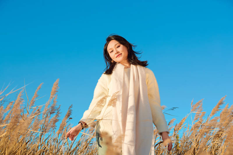 秋天晴朗的午后在芦苇荡里起舞的美女图片