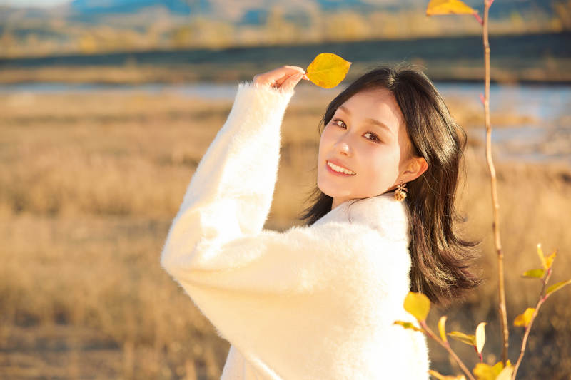 秋天午后在金灿灿的芦苇荡里的亚洲美女图片