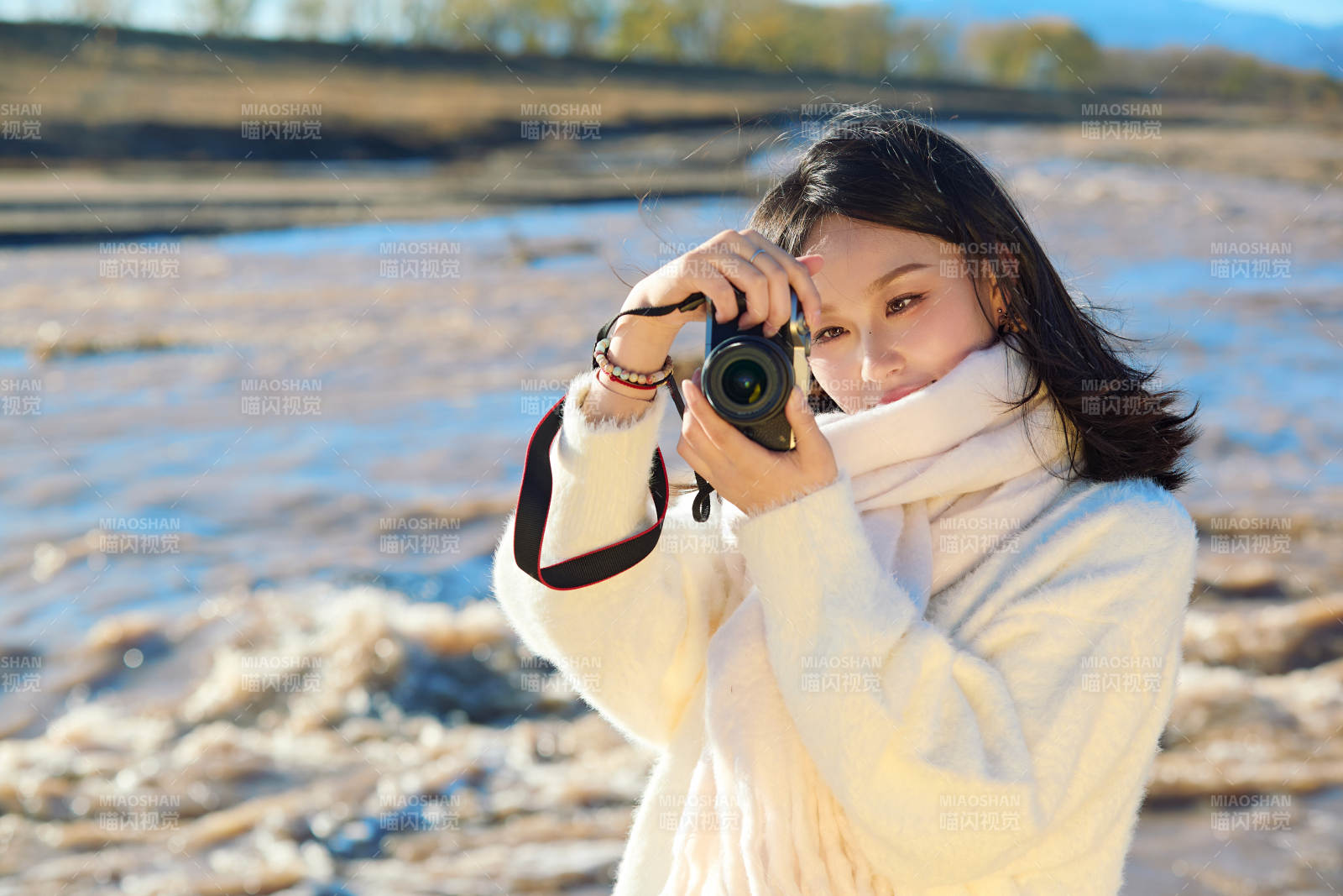 深秋户外手持相机的亚洲女性摄影师图片