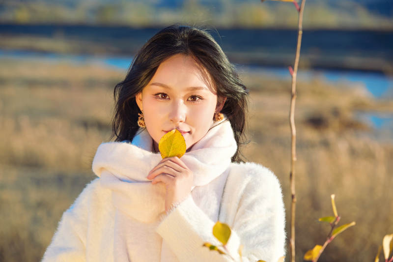 秋天午后在金灿灿的芦苇荡里的亚洲美女图片