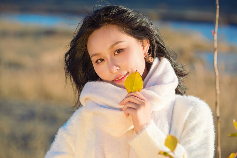 秋天午后在金灿灿的芦苇荡里的亚洲美女图片