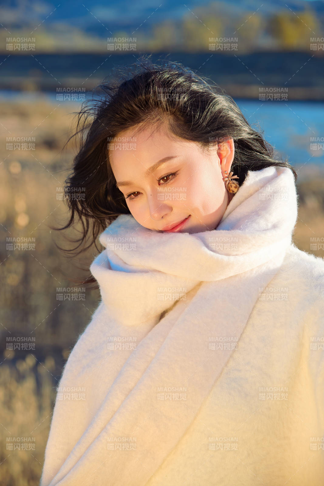 秋天午后在金灿灿的芦苇荡里的亚洲美女图片