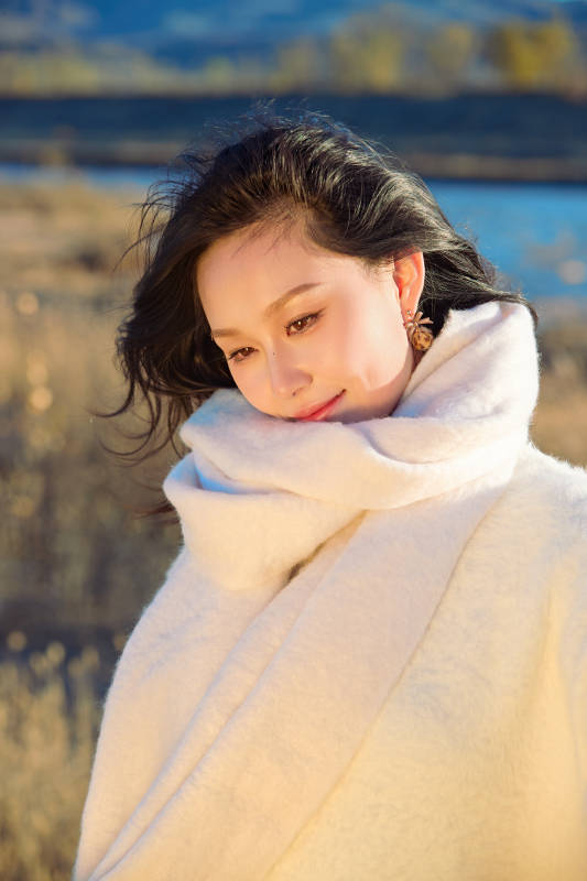 秋天午后在金灿灿的芦苇荡里的亚洲美女图片