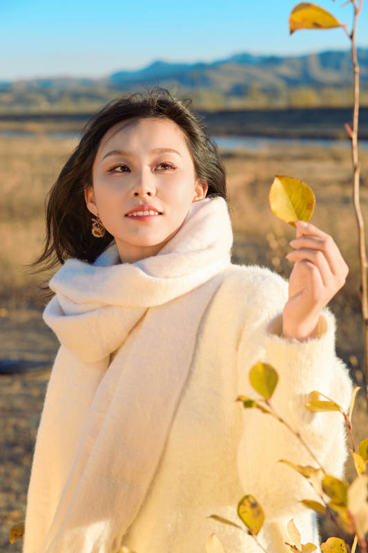 秋天午后在金灿灿的芦苇荡里的亚洲美女图片