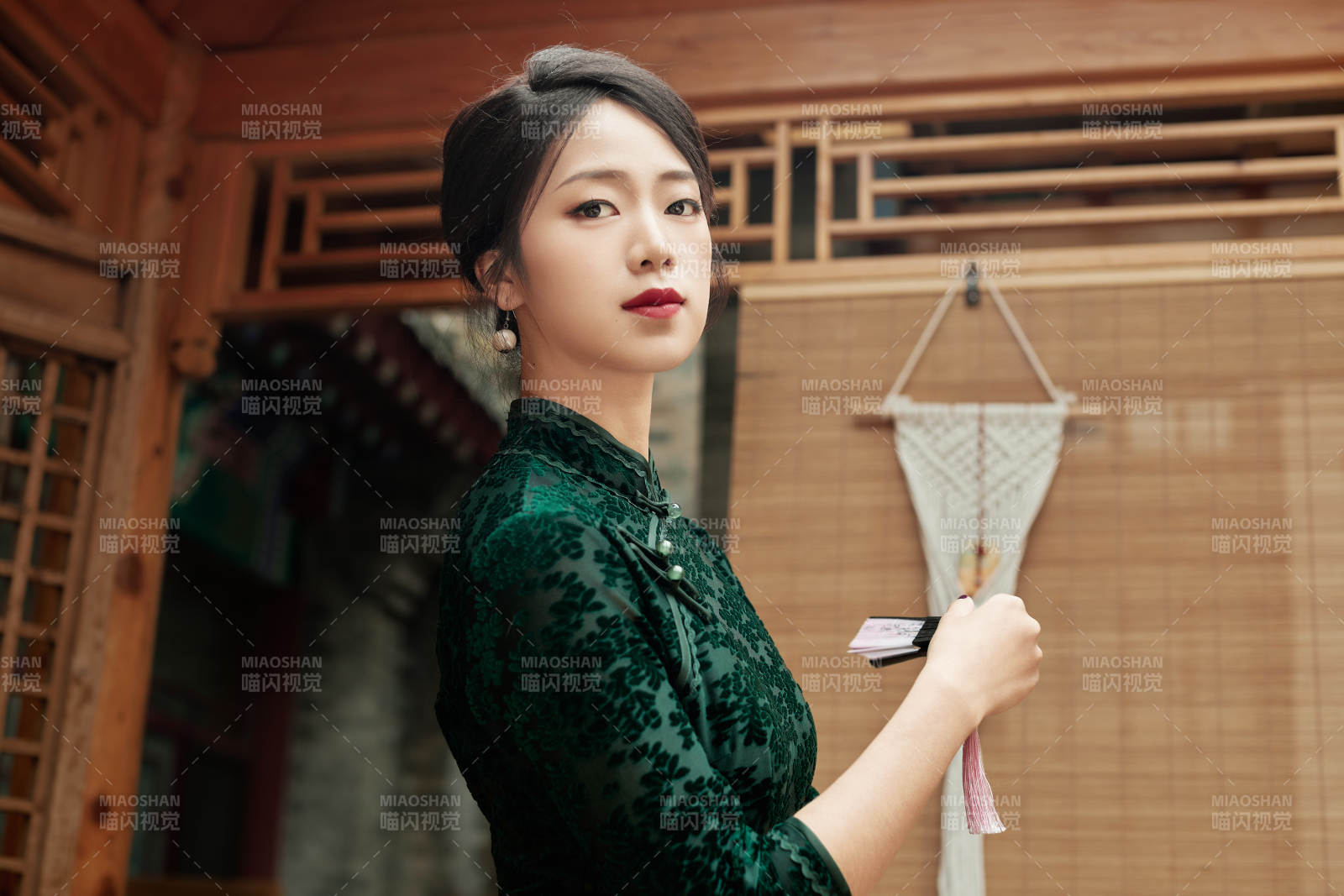 在中式庭院里身穿复古旗袍的亚洲女性图片