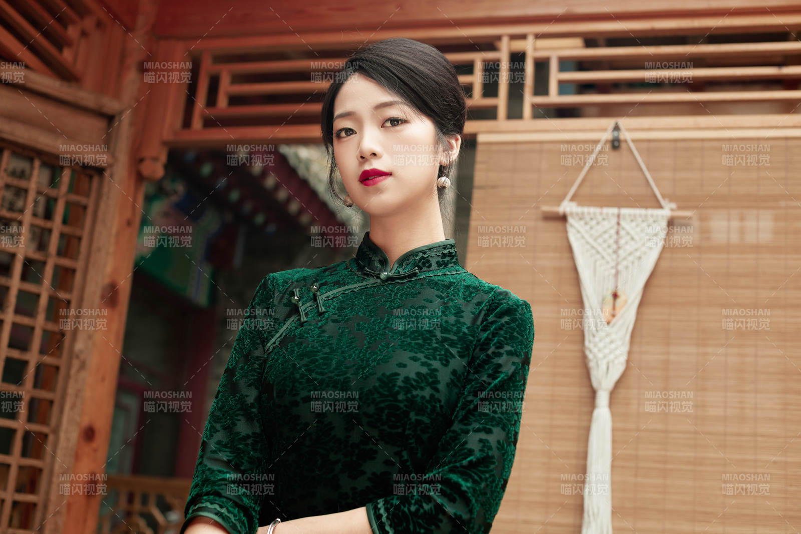 在中式庭院里身穿复古旗袍的亚洲女性图片