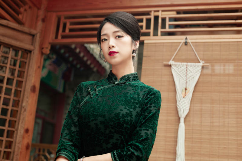 在中式庭院里身穿复古旗袍的亚洲女性图片