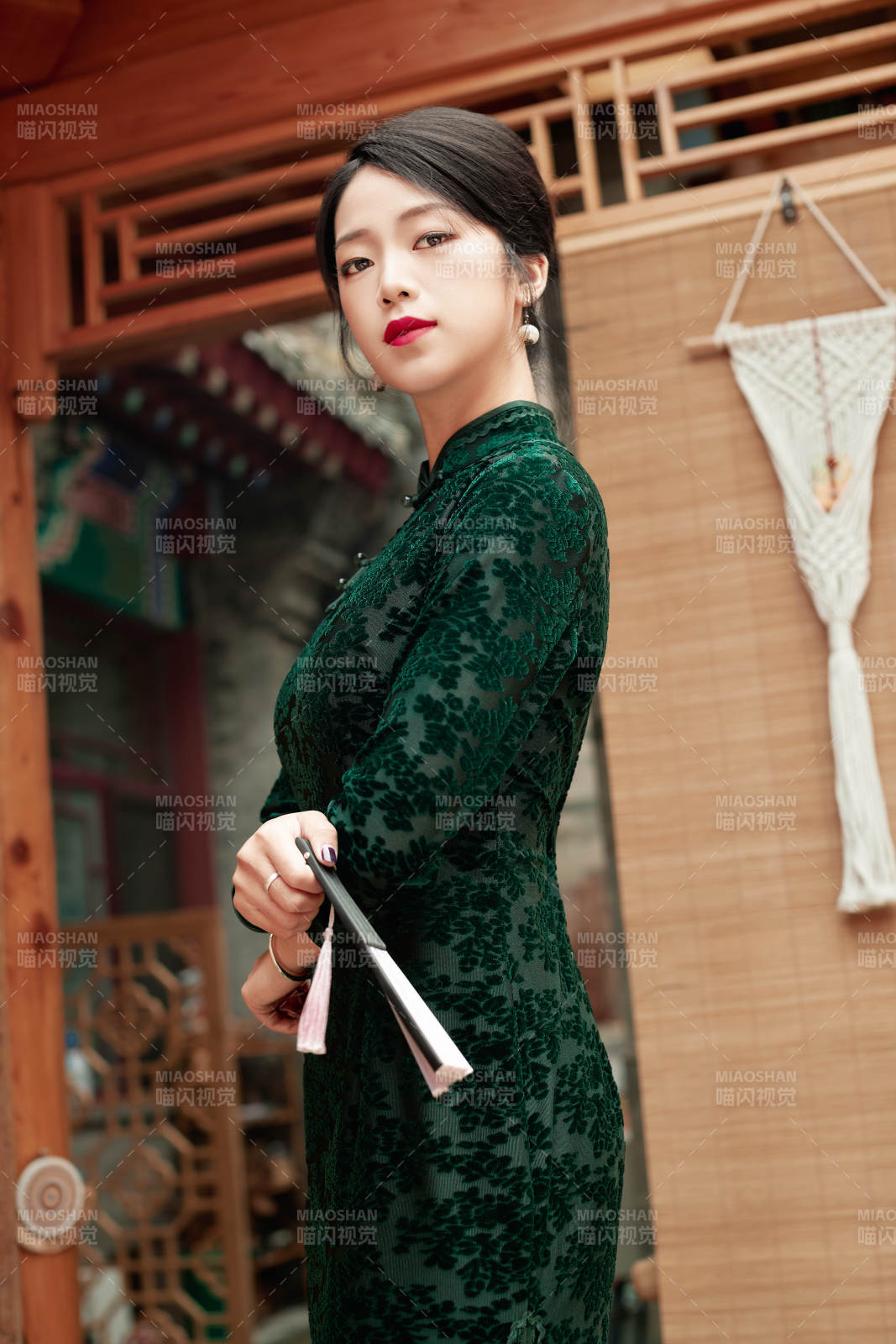 在中式庭院里身穿复古旗袍的亚洲女性图片