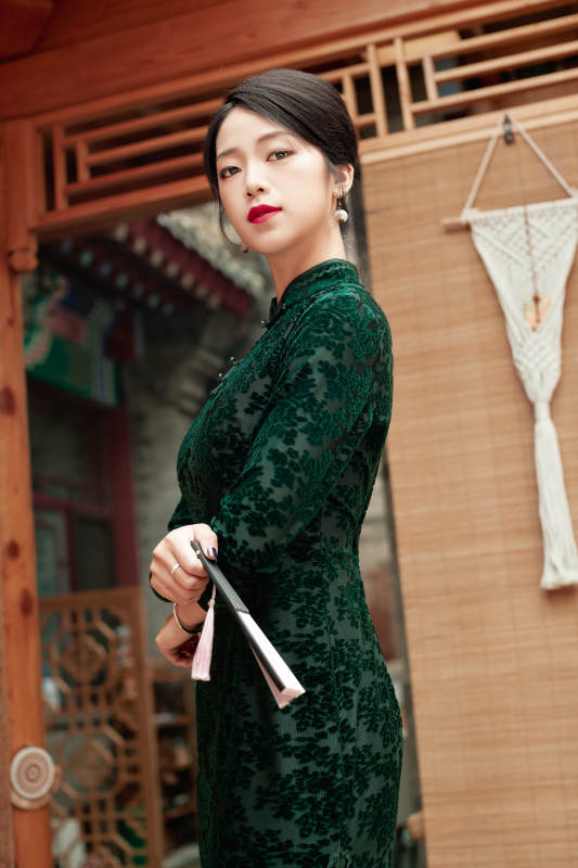 在中式庭院里身穿复古旗袍的亚洲女性图片