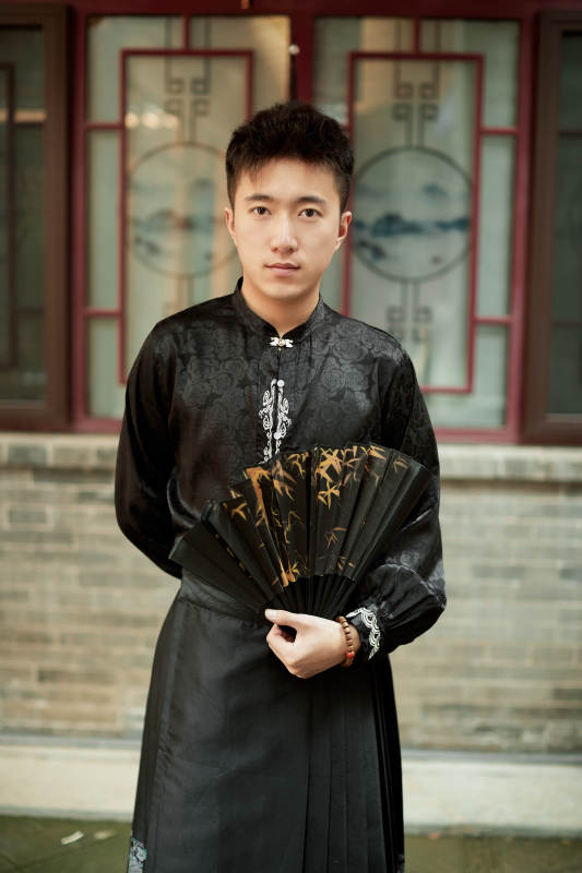 在中式庭院里身穿马面裙的帅小伙图片