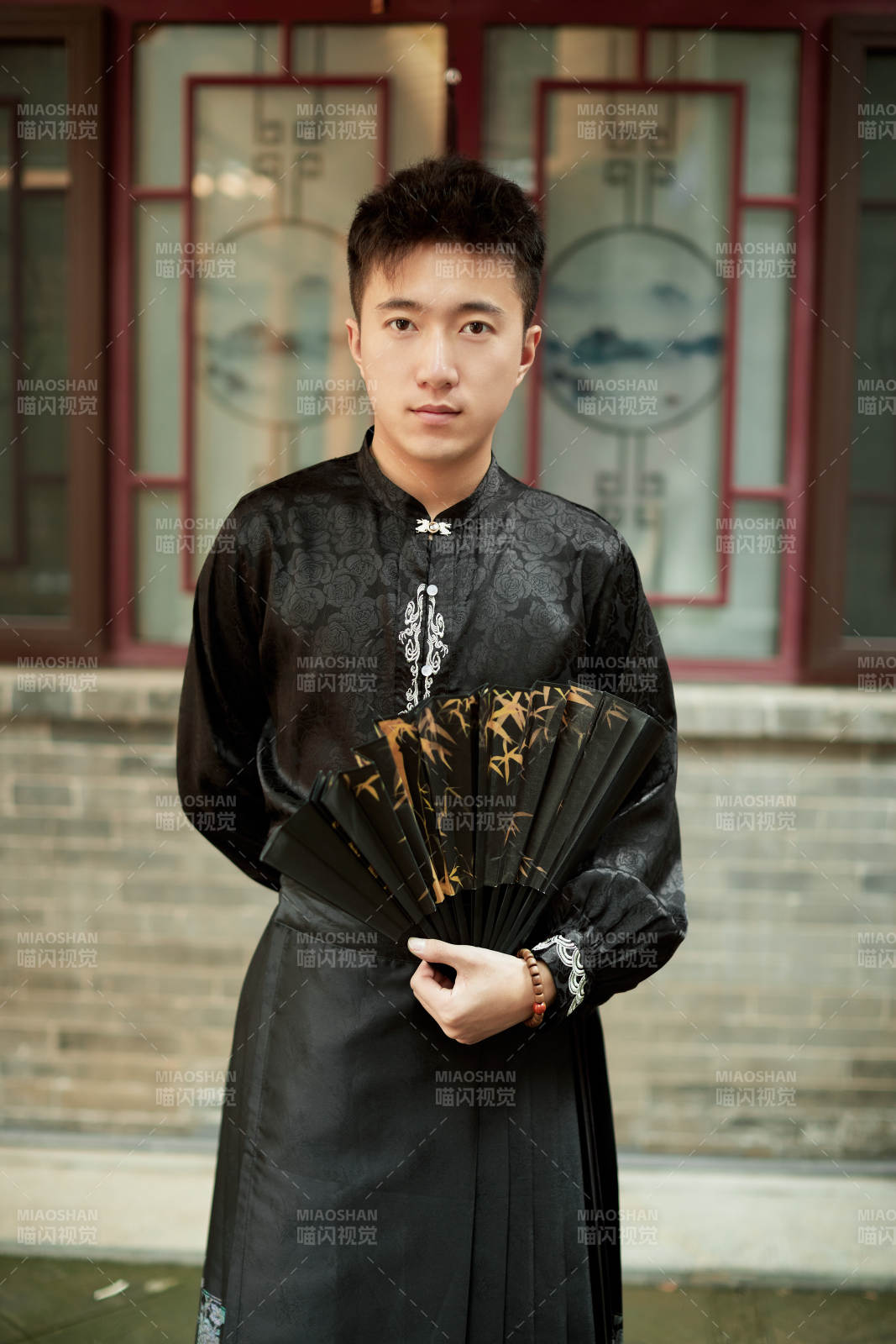 在中式庭院里身穿马面裙的帅小伙图片