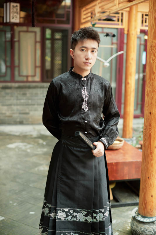 在中式庭院里身穿马面裙的帅小伙图片