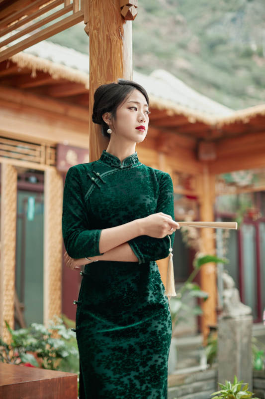 在中式庭院里身穿复古旗袍的亚洲女性图片