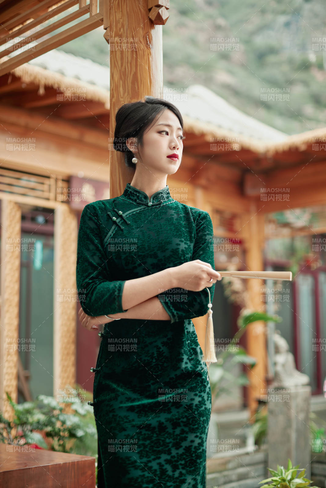 在中式庭院里身穿复古旗袍的亚洲女性图片