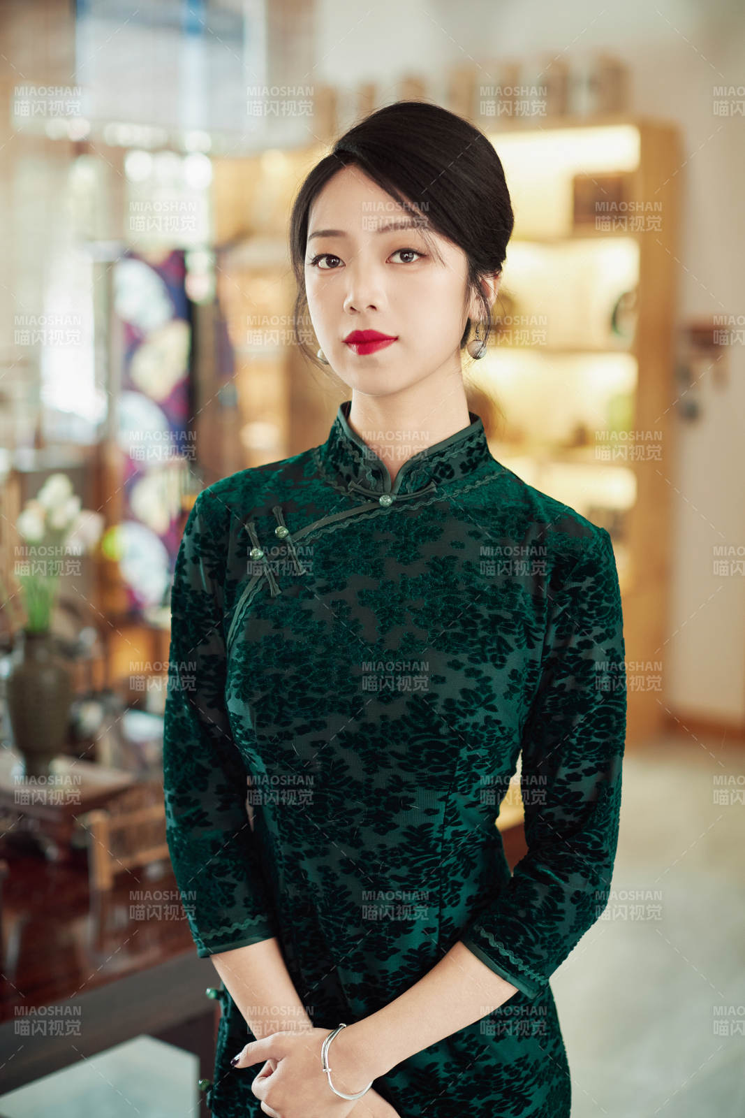 在中式茶社内穿着复古旗袍的中国女性图片