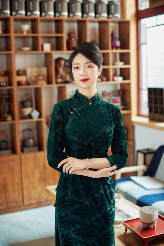 在中式茶社内穿着复古旗袍的中国女性图片