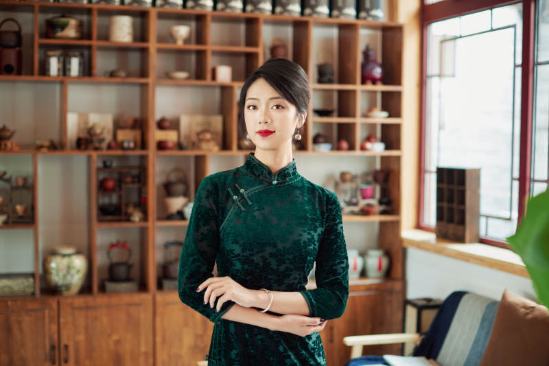 在中式茶社内穿着复古旗袍的中国女性图片