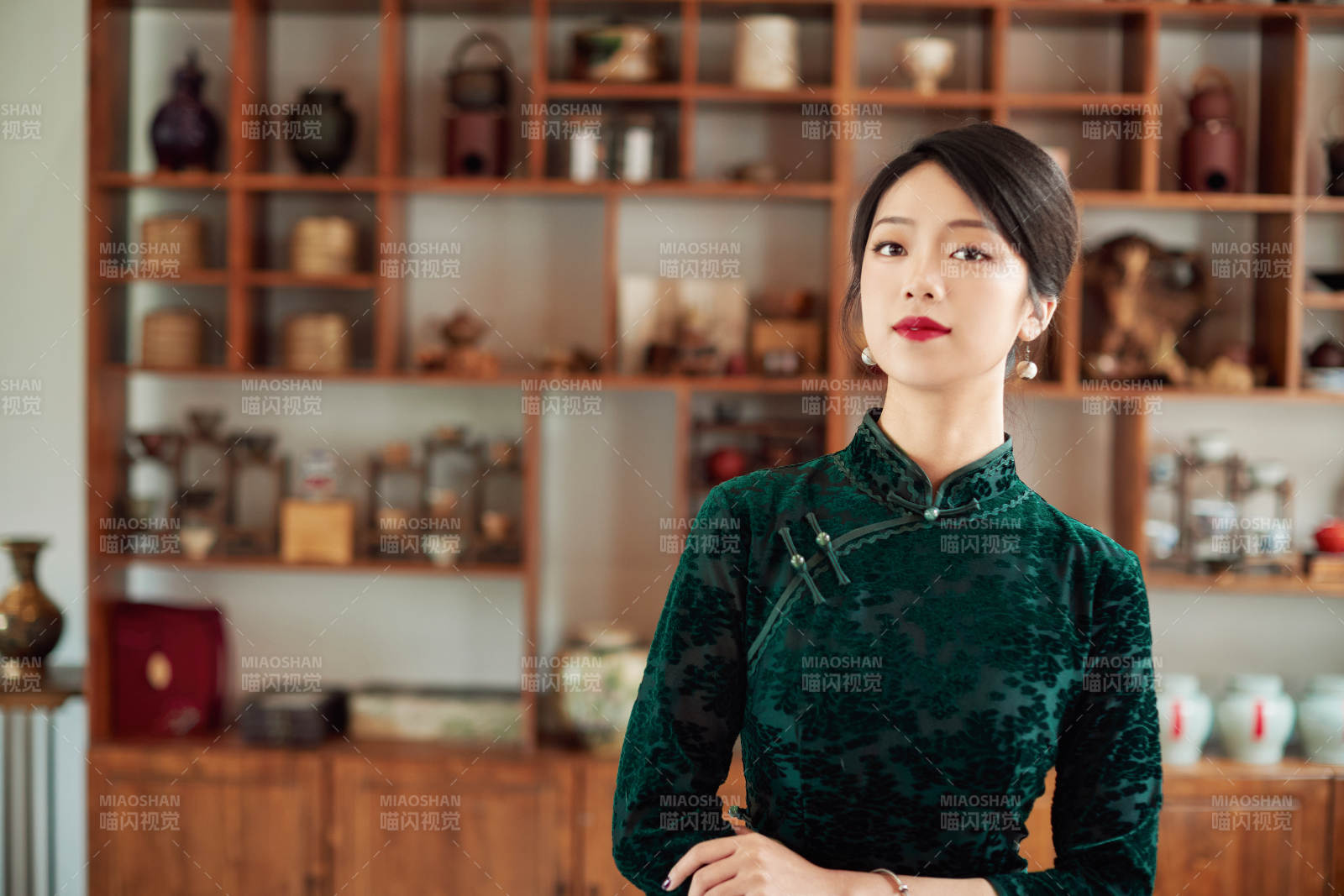 在中式茶社内穿着复古旗袍的中国女性图片