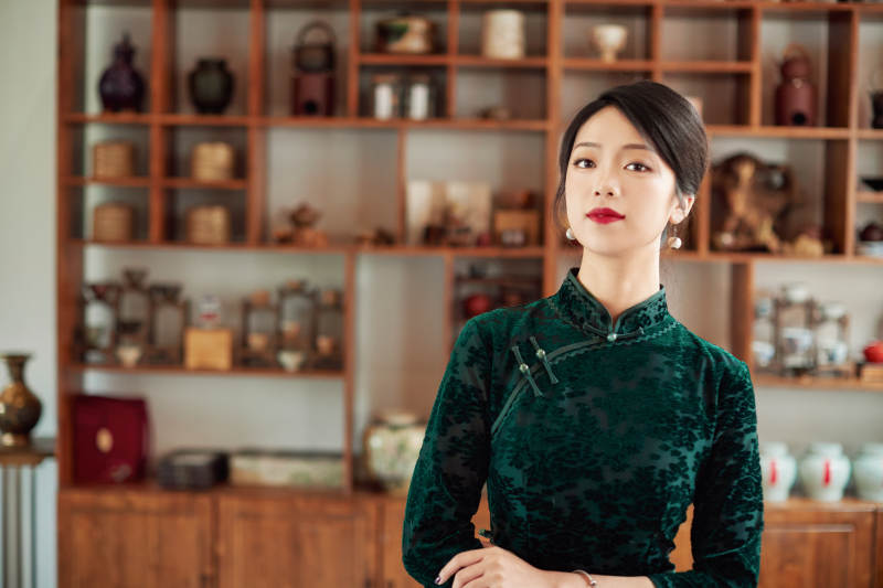 在中式茶社内穿着复古旗袍的中国女性图片