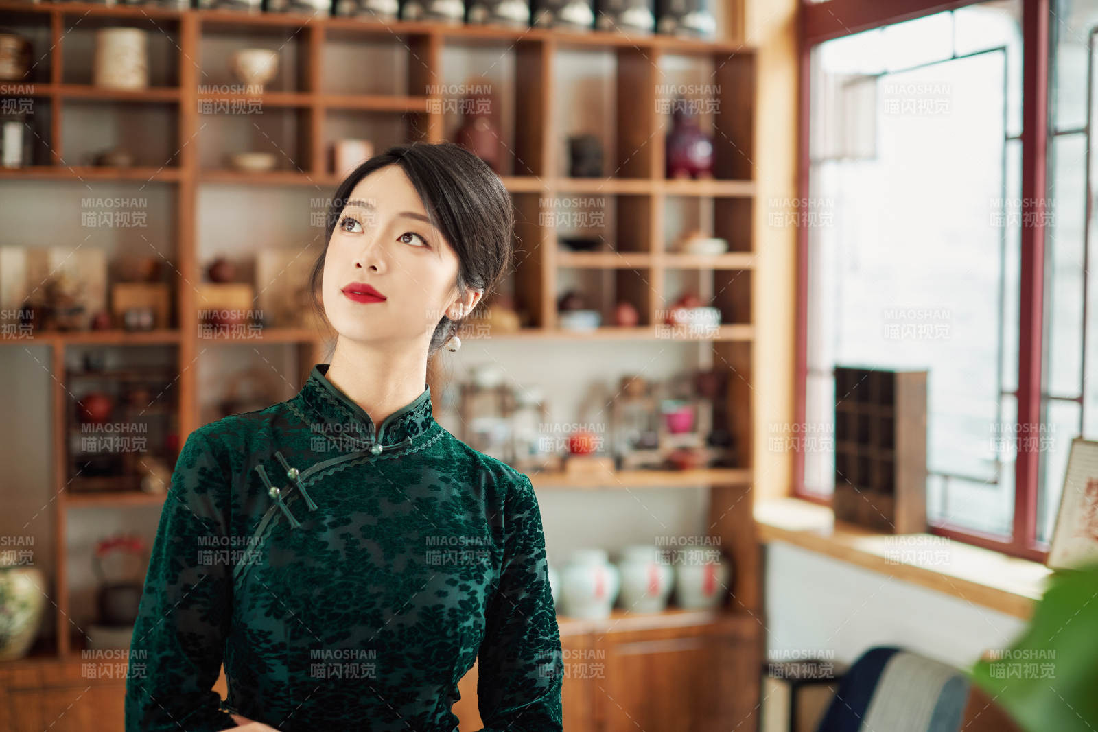 在中式茶社内穿着复古旗袍的中国女性图片