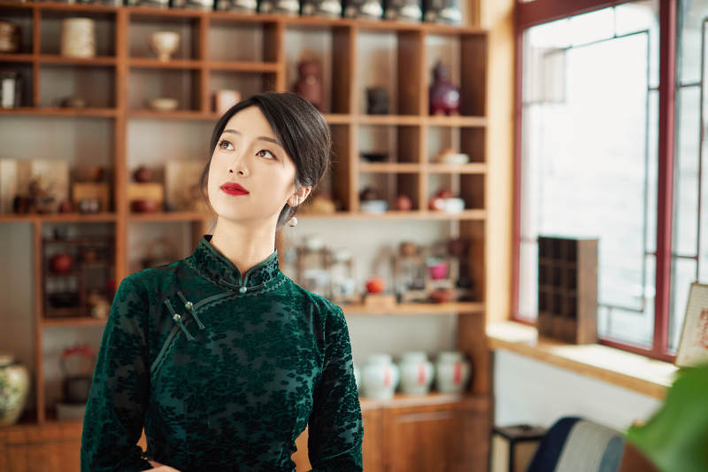 在中式茶社内穿着复古旗袍的中国女性图片