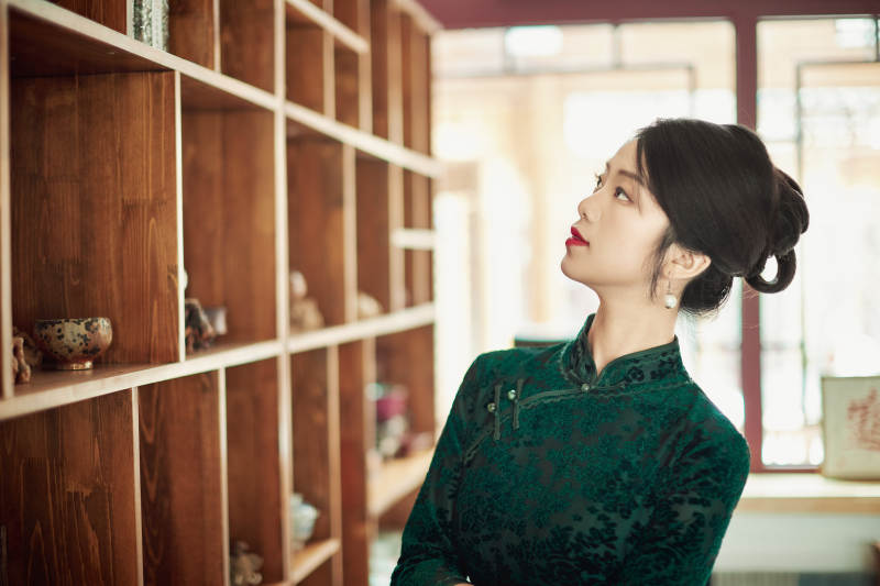 在中式茶社内穿着复古旗袍的中国女性图片