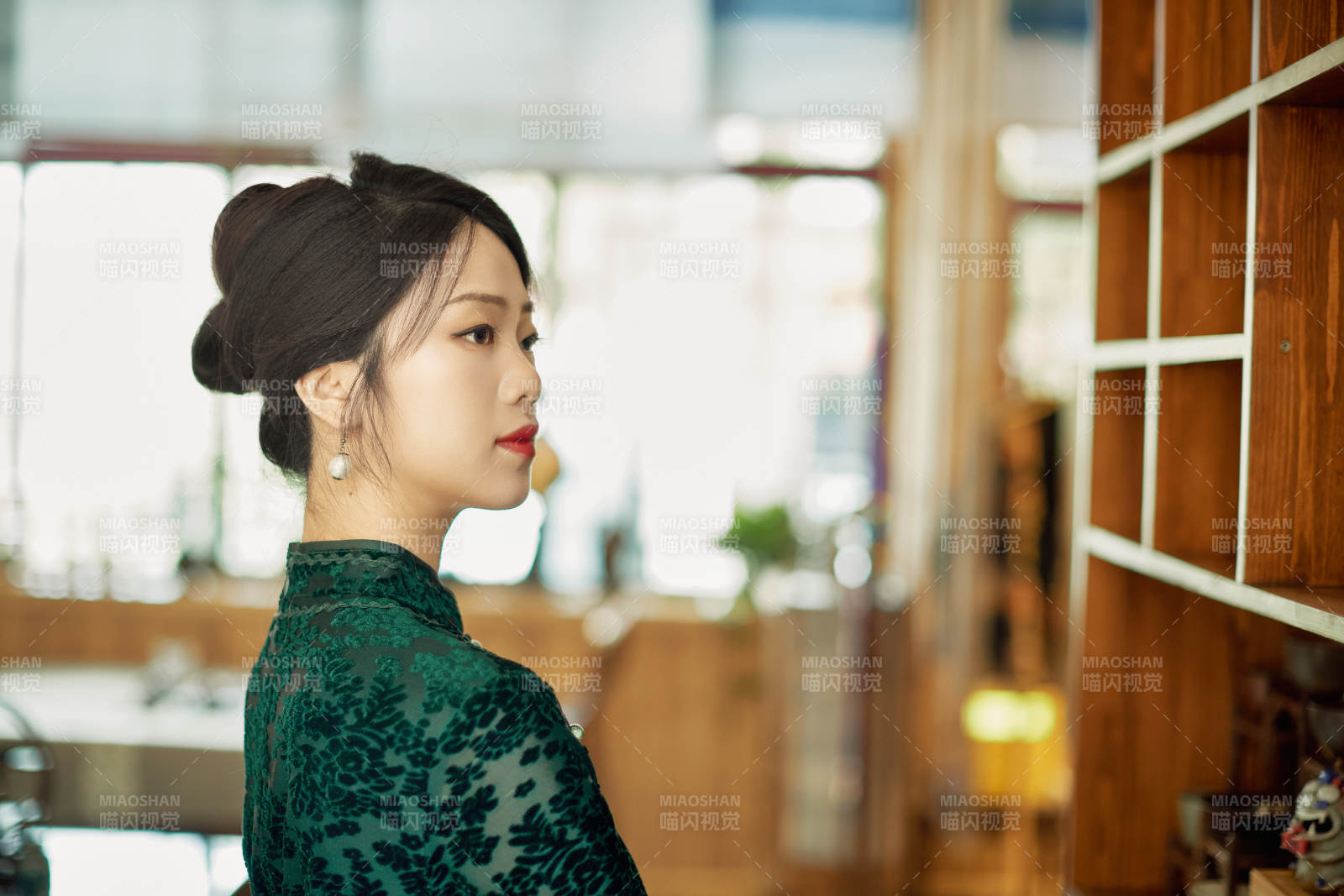 在中式茶社内穿着复古旗袍的中国女性图片