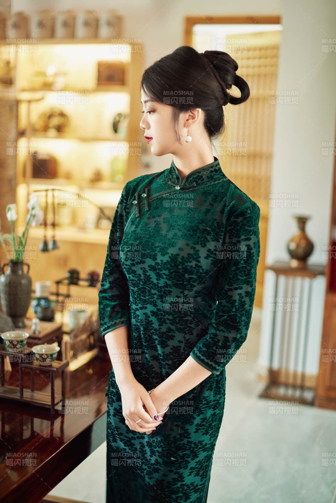 在中式茶社内穿着复古旗袍的中国女性图片