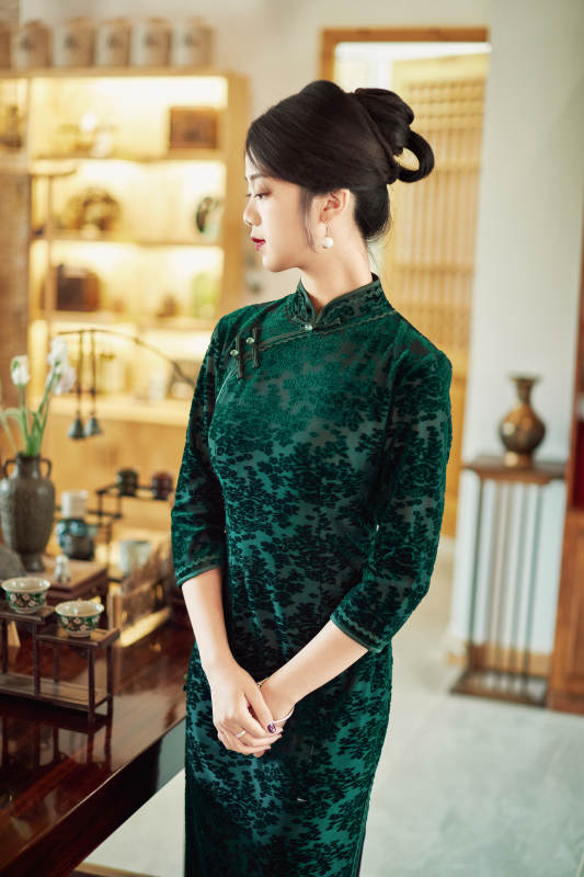 在中式茶社内穿着复古旗袍的中国女性图片