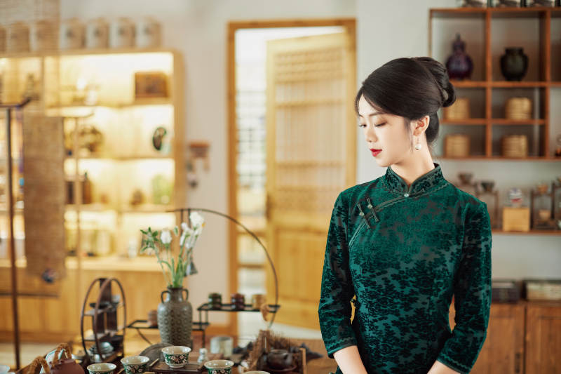 在中式茶社内穿着复古旗袍的中国女性图片