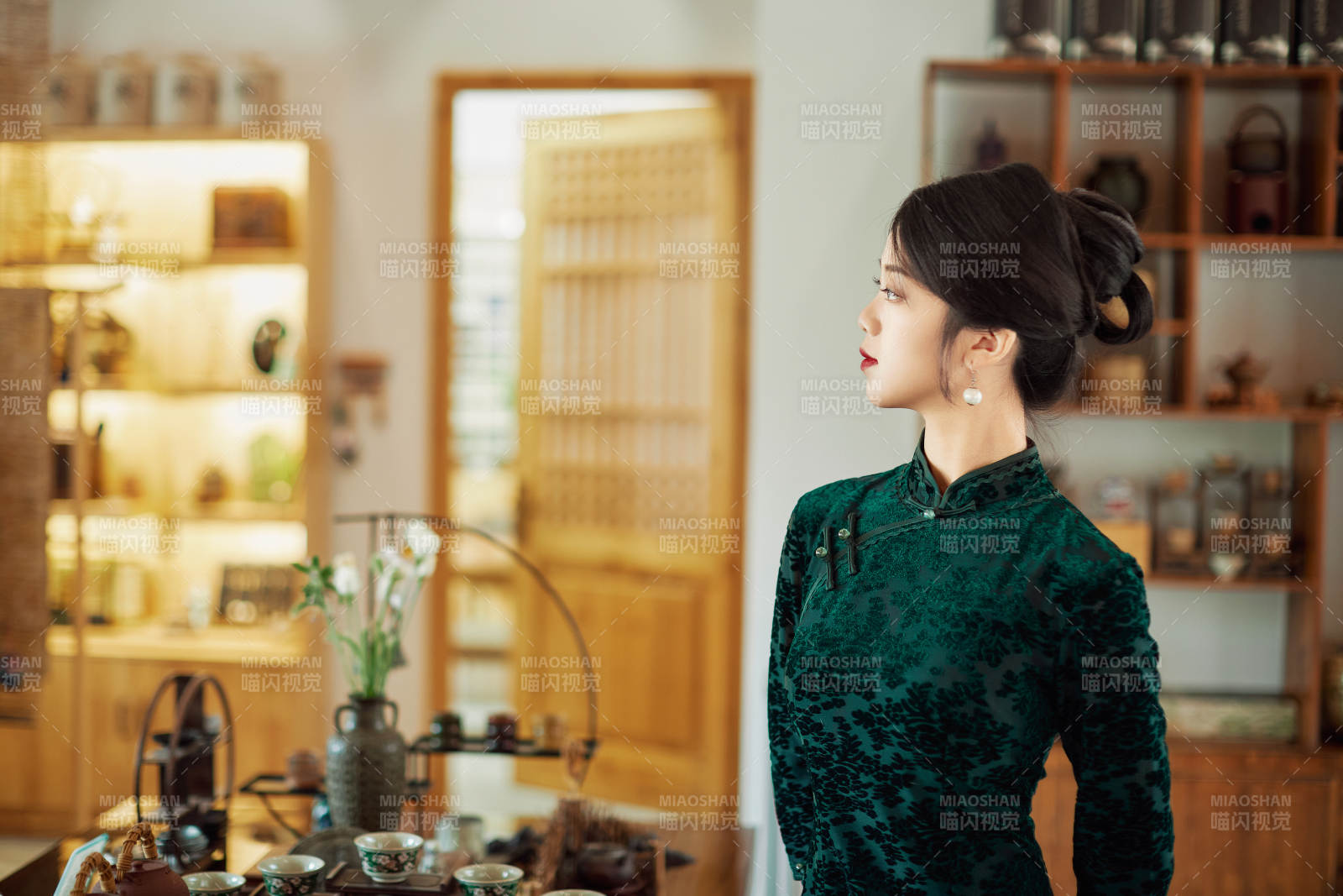 在中式茶社内穿着复古旗袍的中国女性图片