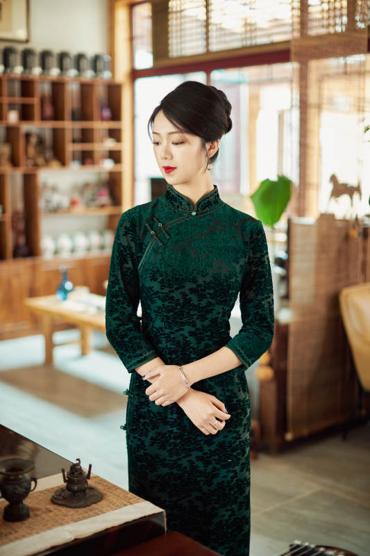 在中式茶社内穿着复古旗袍的中国女性图片