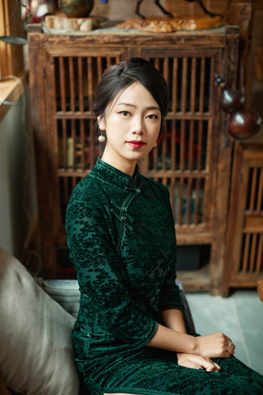 在中式茶社内穿着复古旗袍的中国女性图片