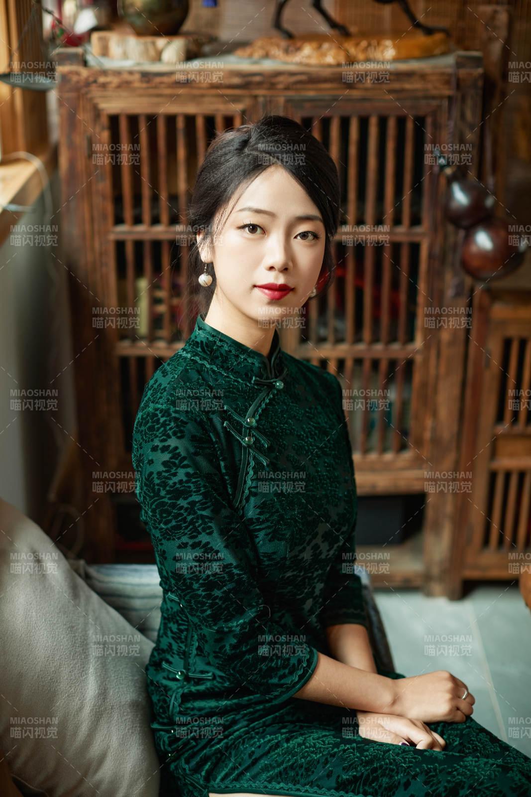 在中式茶社内穿着复古旗袍的中国女性图片