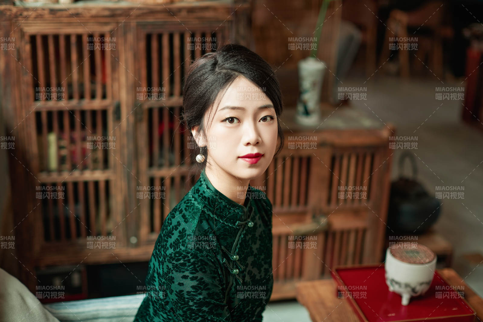 在中式茶社内穿着复古旗袍的中国女性图片