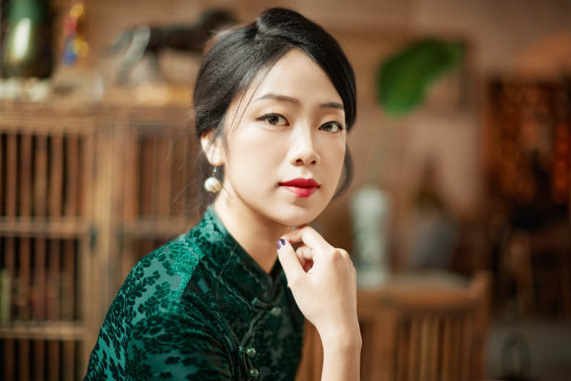 在中式茶社内穿着复古旗袍的中国女性图片