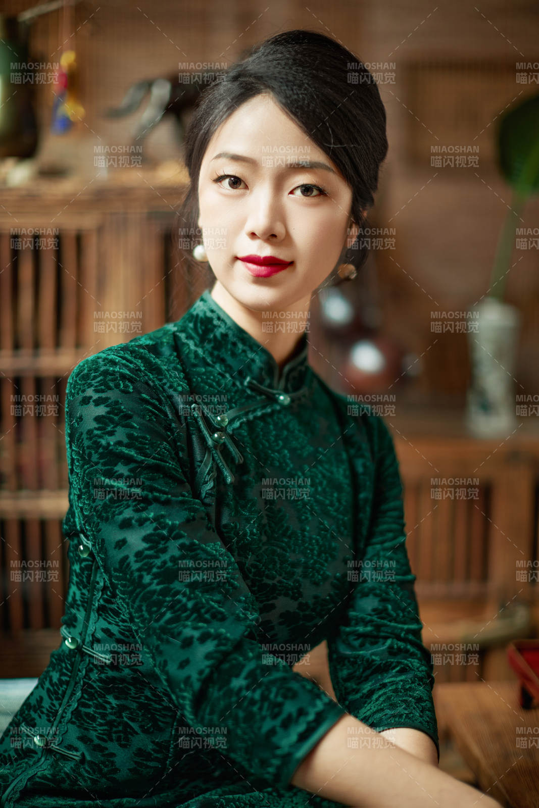 在中式茶社内穿着复古旗袍的中国女性图片