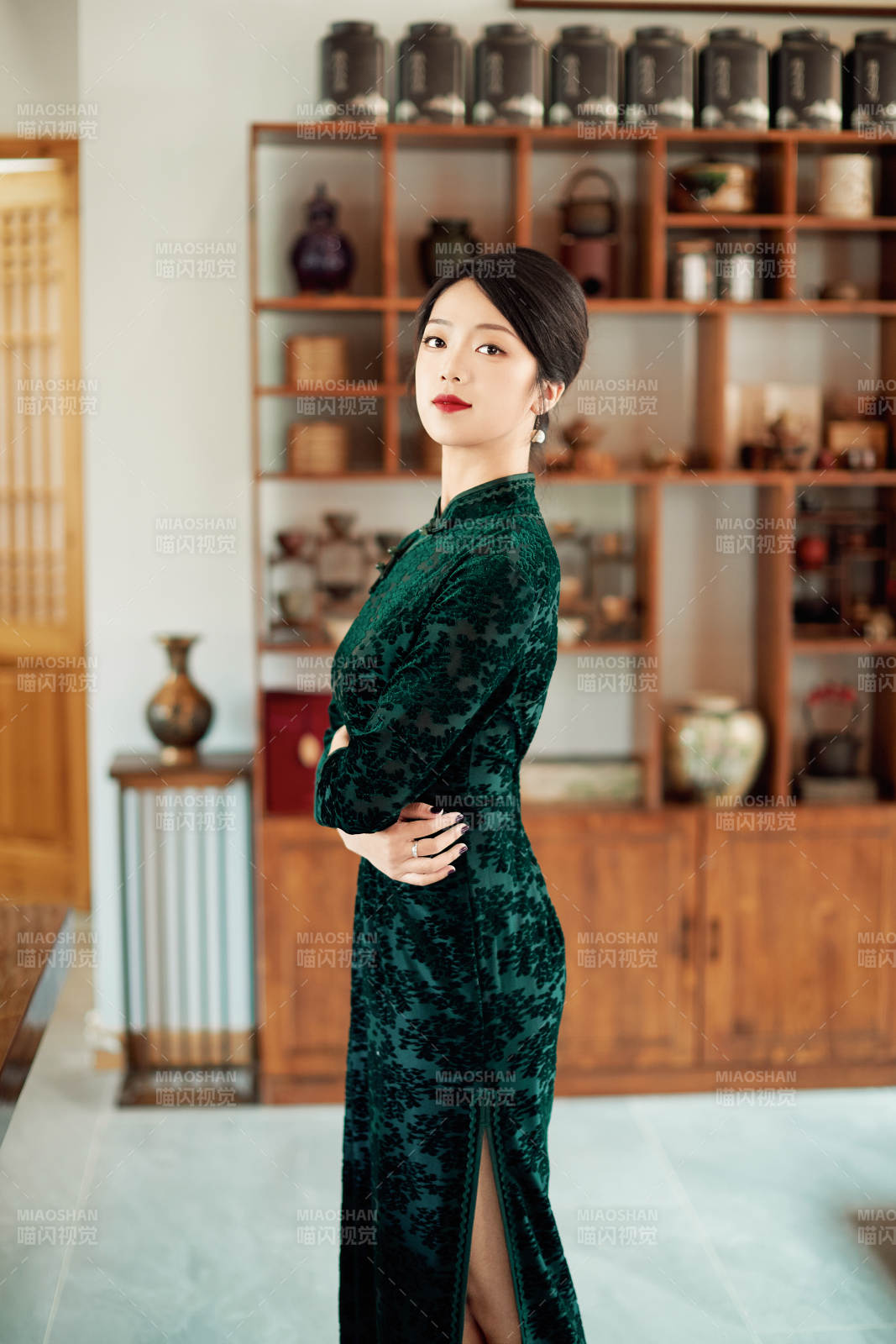 在中式茶社内穿着复古旗袍的中国女性图片