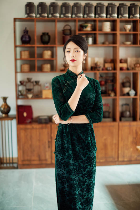 在中式茶社内穿着复古旗袍的中国女性图片