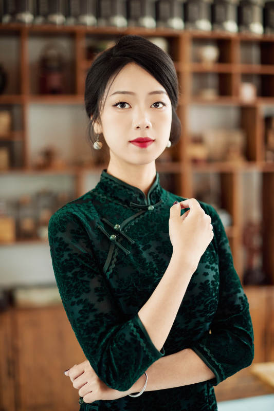 在中式茶社内穿着复古旗袍的中国女性图片