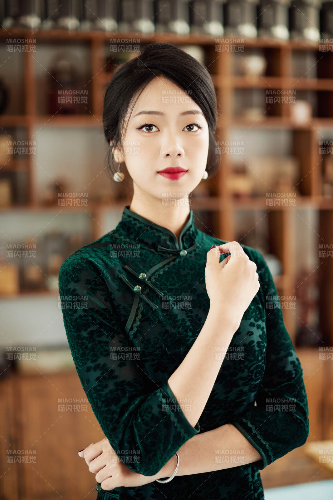 在中式茶社内穿着复古旗袍的中国女性图片