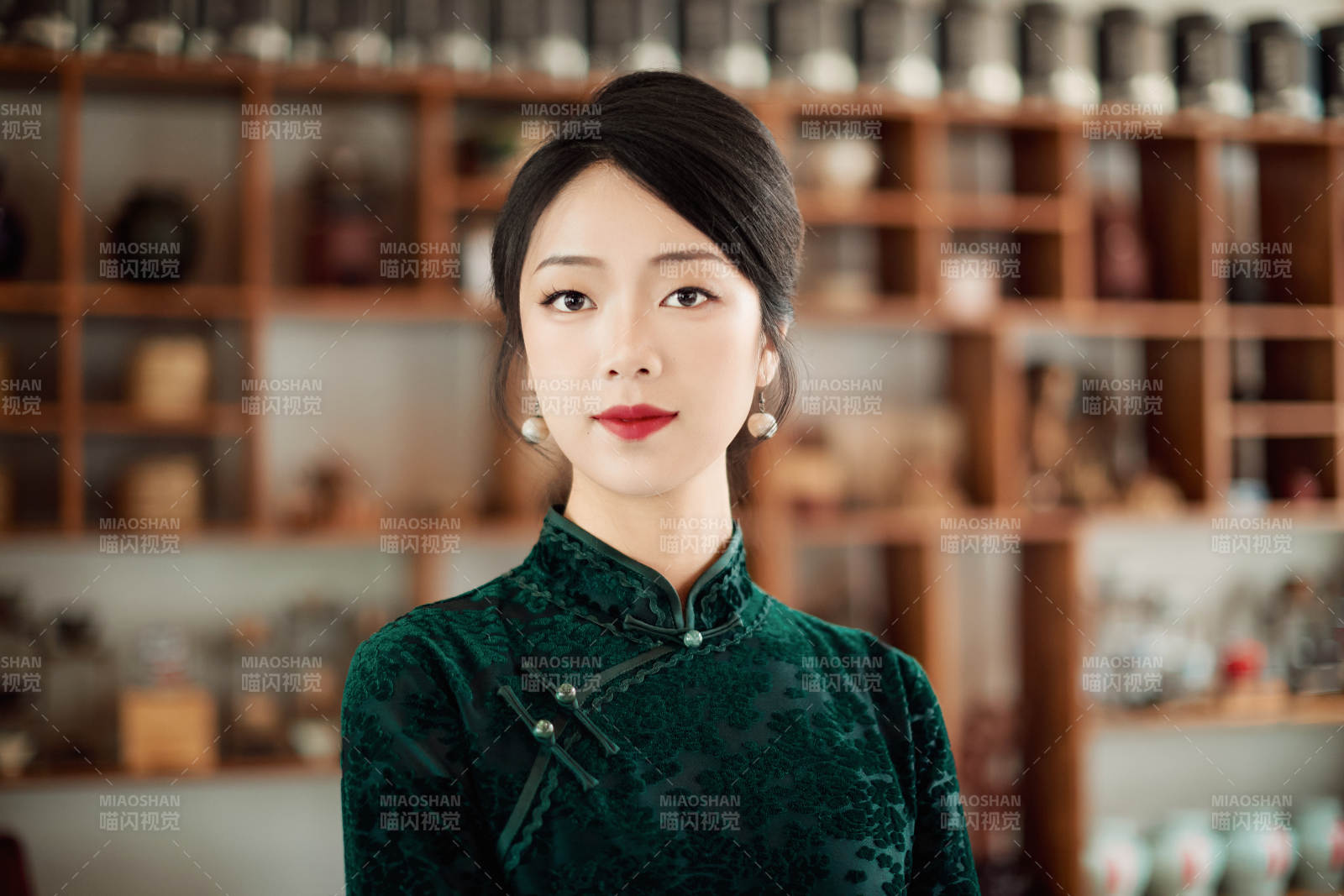 在中式茶社内穿着复古旗袍的中国女性图片