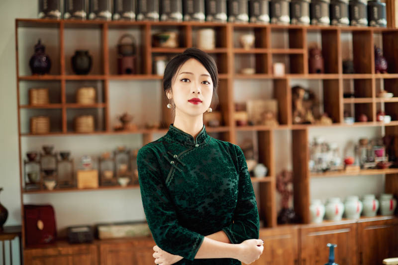 在中式茶社内穿着复古旗袍的中国女性图片