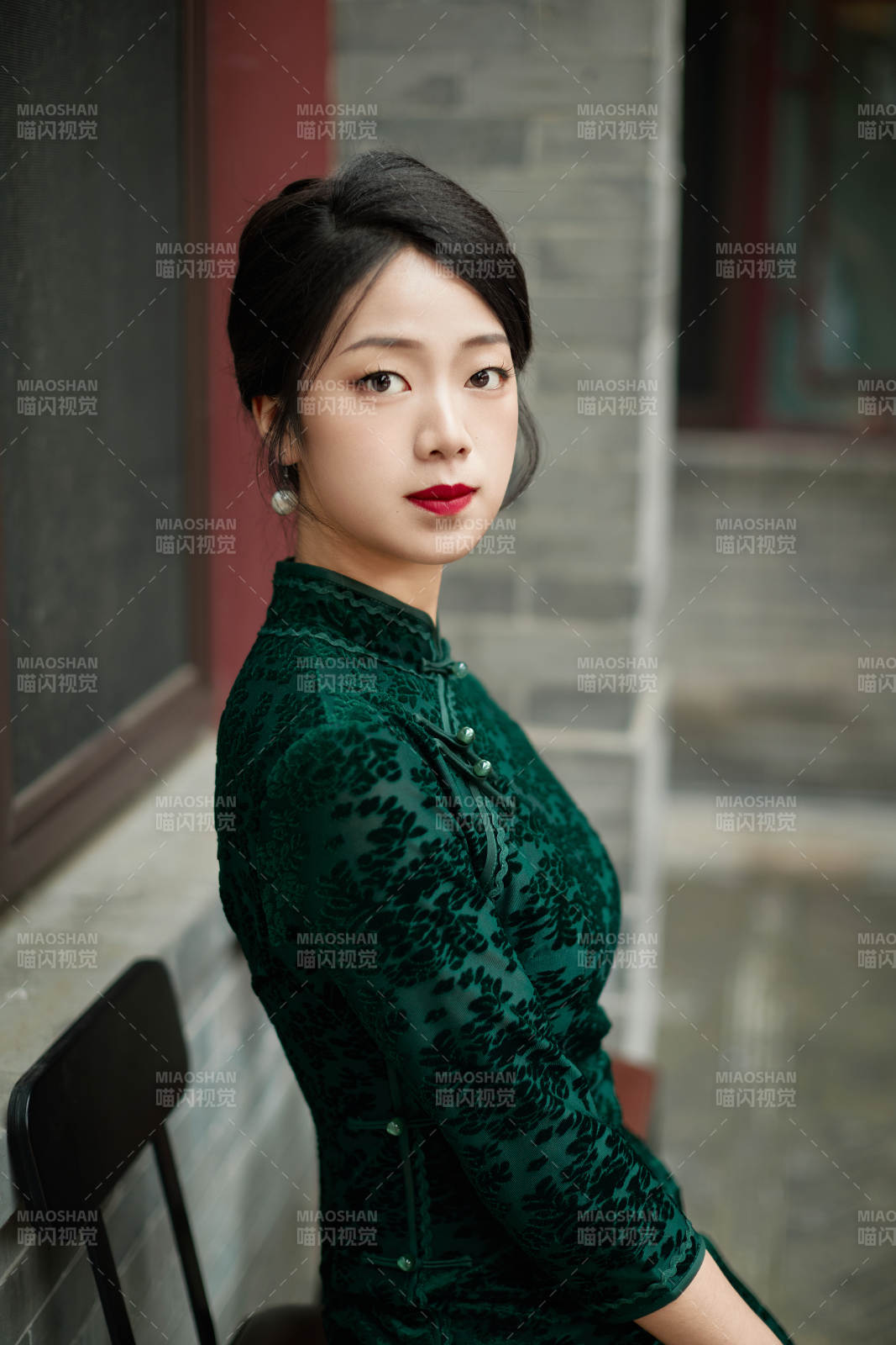 坐在中式庭院里身穿复古旗袍的亚洲女性图片